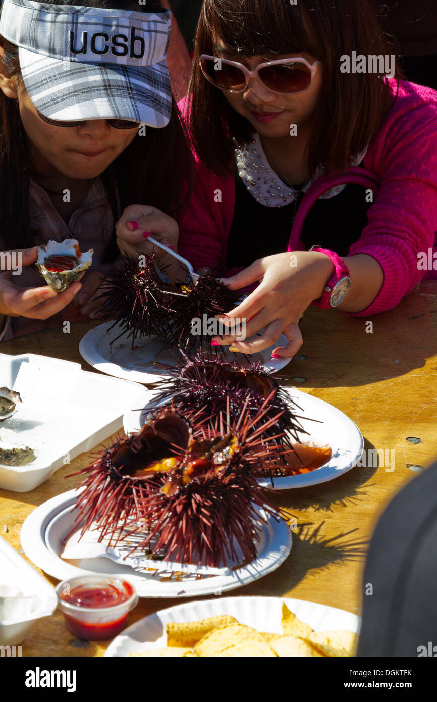 Les étudiants bénéficiant d'un repas Asiatique de l'oursin au Festival des fruits de mer à Santa Barbara, Californie Banque D'Images