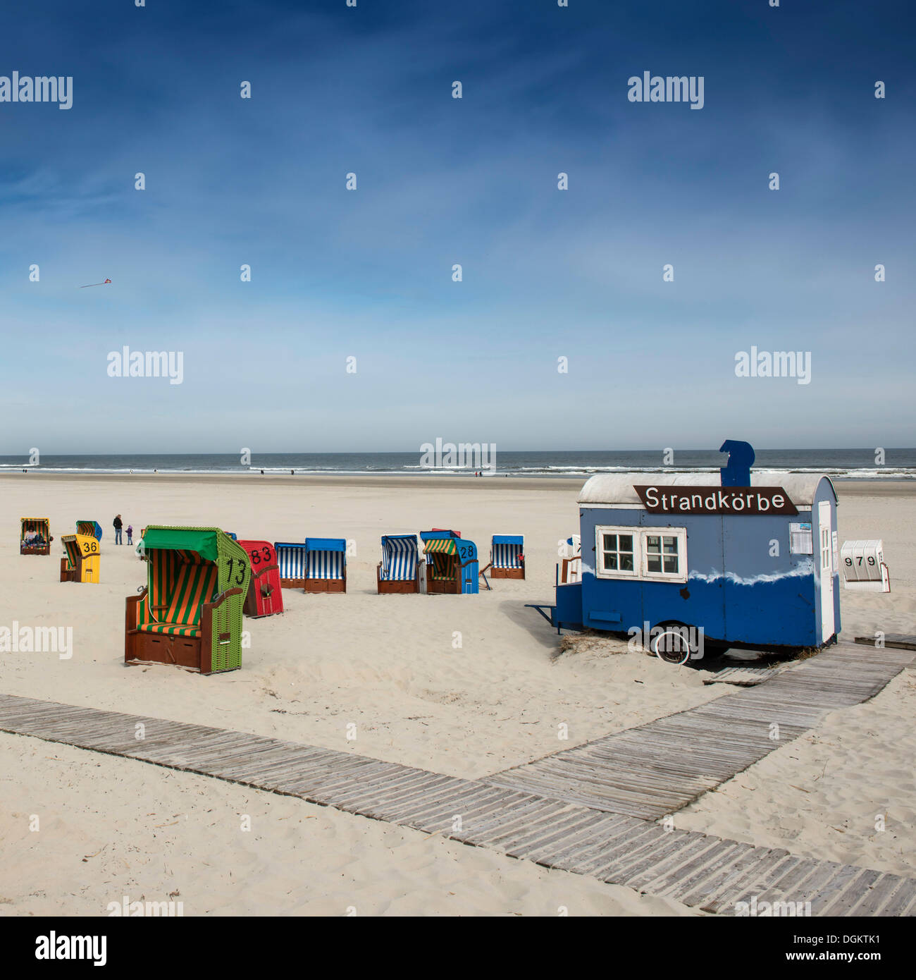 Location de chaise de plage en osier couvert sur la plage, l'île de Juist, Mer du Nord, Basse-Saxe Banque D'Images