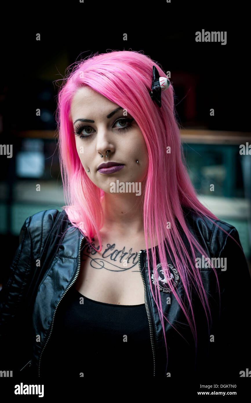 Atrractive fille aux cheveux roses et de piercings face à la London  International Convention de tatouage Photo Stock - Alamy