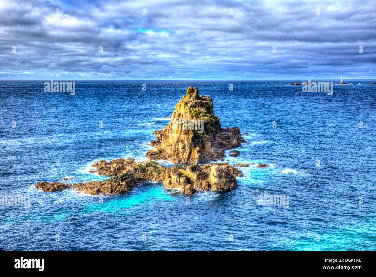 Vue de Land's End Cornwall Angleterre de roches et de l'HDR en phare drakkars Banque D'Images