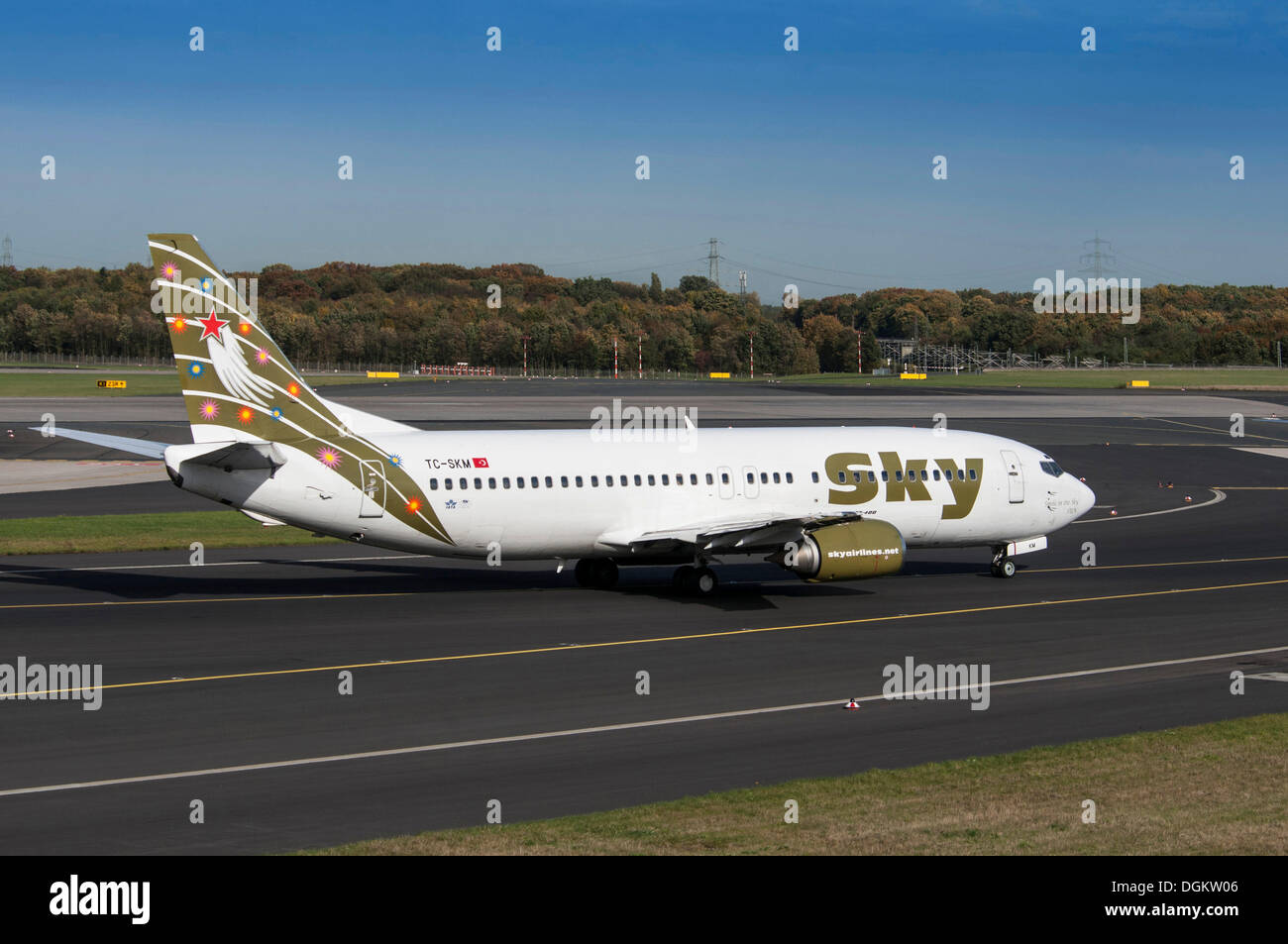 Boeing 737-49R, Sky Airlines en provenance de Turquie sur la piste, l'Aéroport International de Düsseldorf, Rhénanie du Nord-Westphalie Banque D'Images