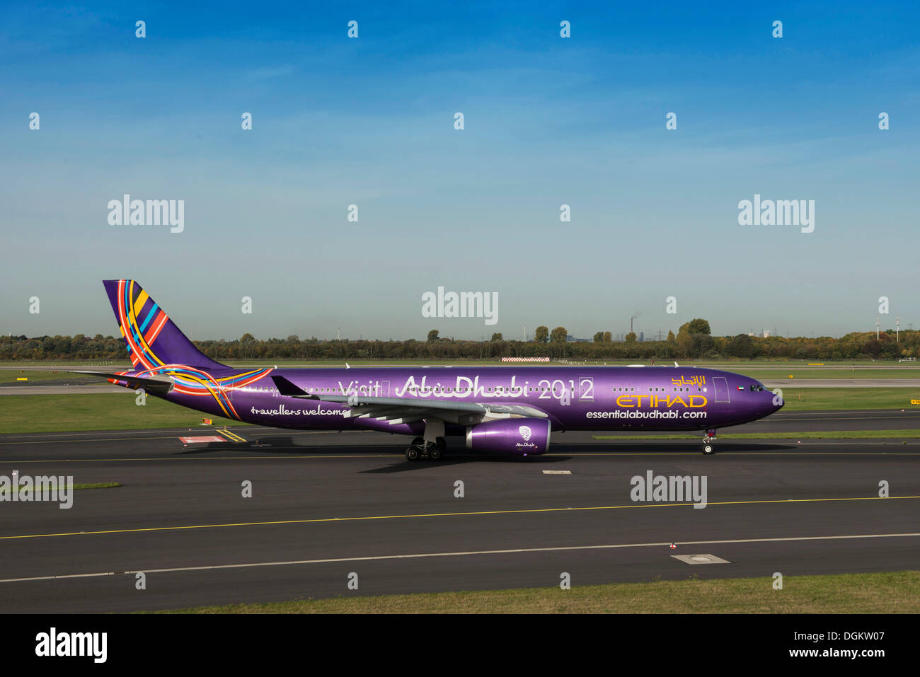 Avion d'Etihad Airways avec le slogan : "visiter Abu Dhabi', Etihad A6-AFA, sur la piste, l'Aéroport International de Düsseldorf Banque D'Images