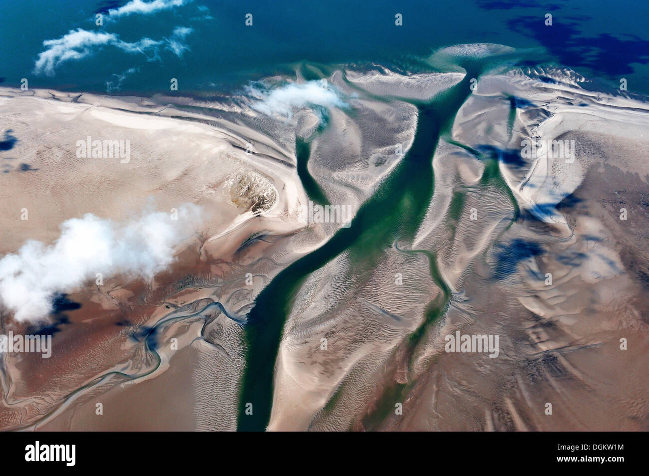 Vue aérienne, chenal de marée à Hallig Hooge, petite île de la mer des Wadden, Husum, Schleswig-Holstein, Allemagne Banque D'Images