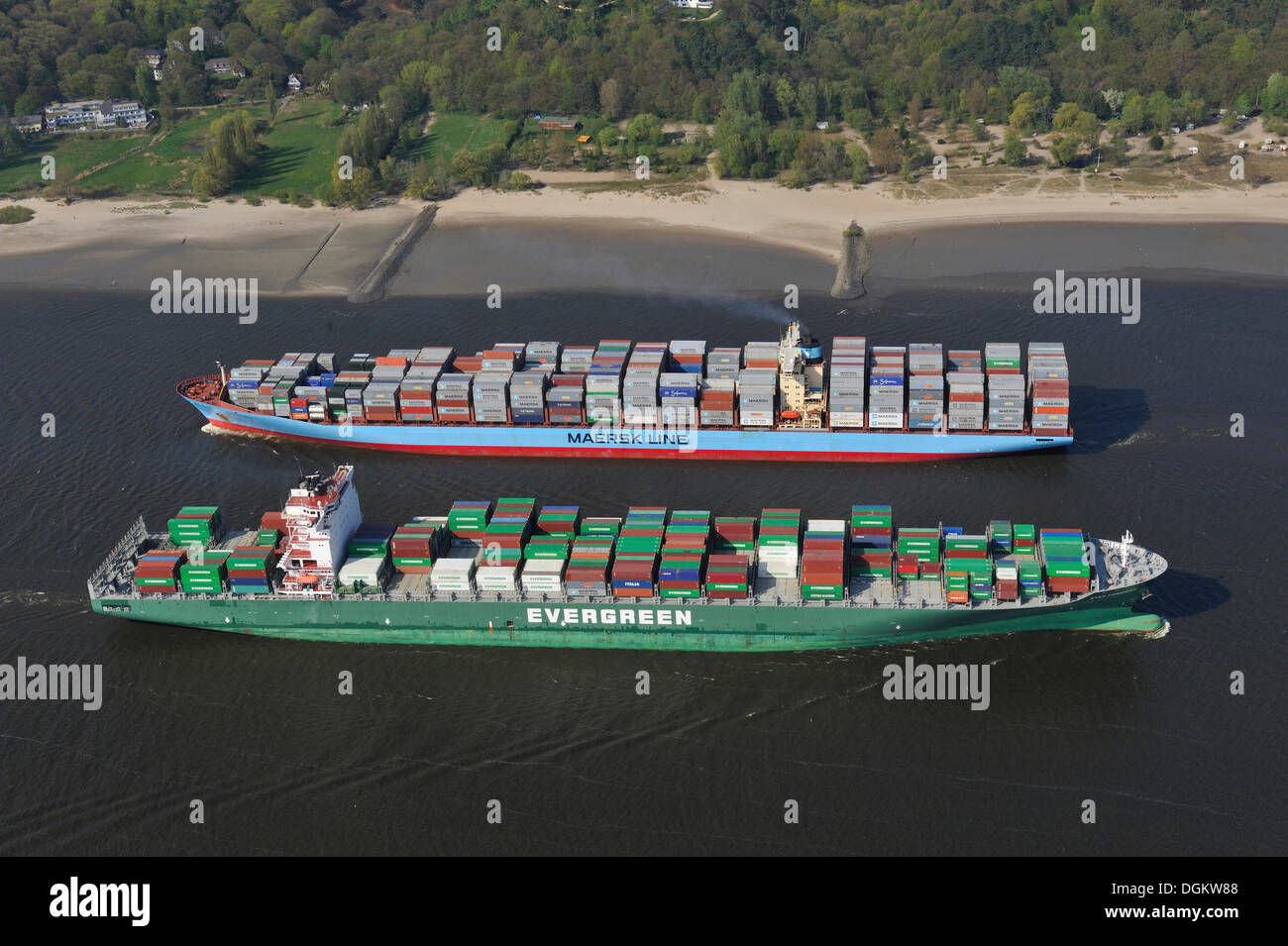 Conteneurs, conquête, jamais avant, et Charlotte Maersk, l'arrière, sur l'Elbe, Hamburg-Port, Hambourg, Hambourg, Allemagne Banque D'Images