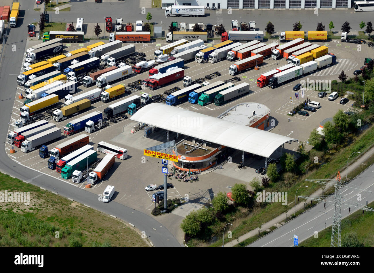 Vue aérienne, parking pour les camions pendant le repos dominical, Tankpark Moorfleet, Hambourg, Hambourg, Hambourg, Allemagne Banque D'Images