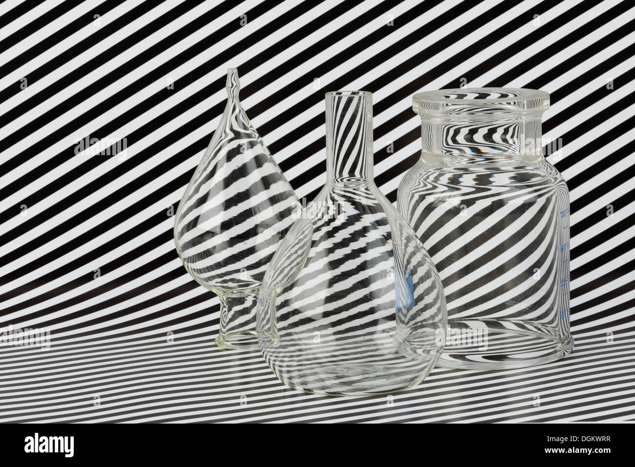 Schéma de distorsion optique avec la dispersion de la réfraction de la lumière à travers le verre et verre noir et blanc lignes parallèles Banque D'Images