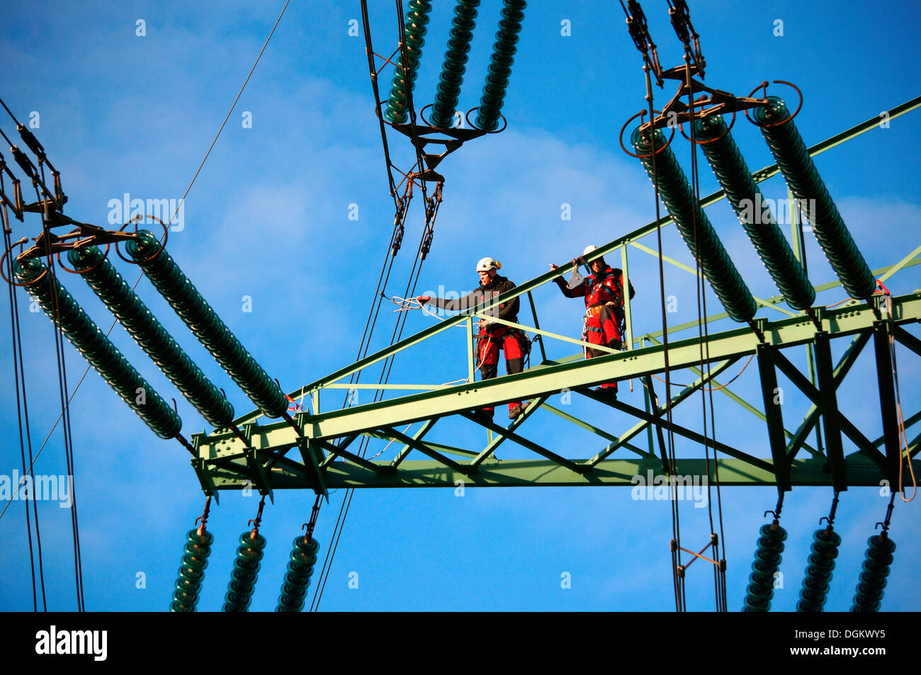 Les grimpeurs industriels sur une tour de transmission pendant l'entretien, Hambourg, Hambourg, Hambourg, Allemagne Banque D'Images