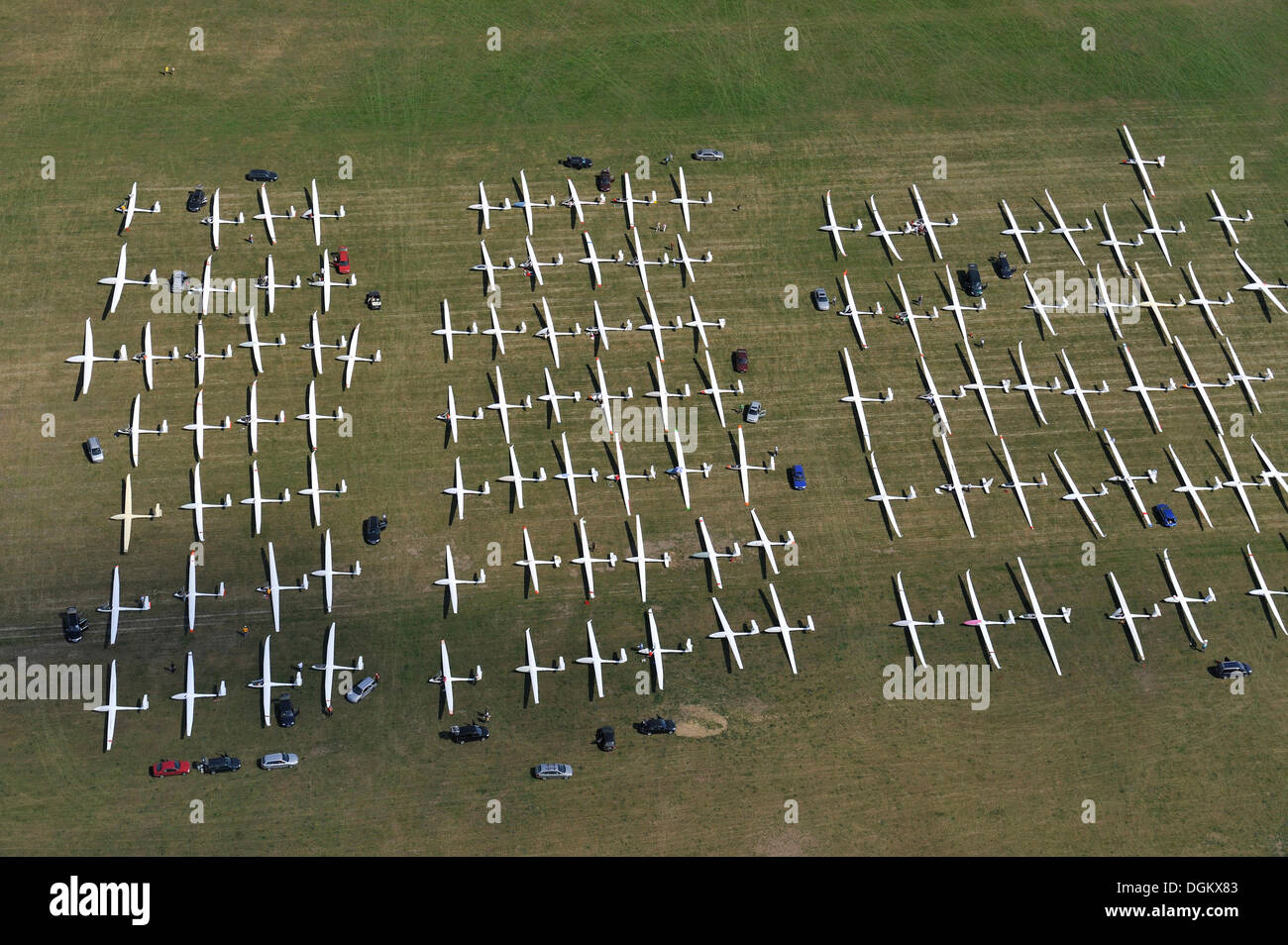 Vue aérienne, les planeurs en lignes prêt à décoller sur l'aérodrome de Klix pour la compétition de vol à 'Cup de la vieille longues oreilles' Banque D'Images