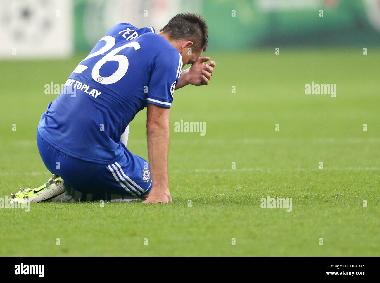 Gelsenkirchen, Allemagne. 22 octobre, 2013. John Terry de Chelsea se trouve sur le terrain au cours de la Ligue des Champions groupe e match de football entre le FC Schalke 04 et le FC Chelsea au stade de Gelsenkirchen à Gelsenkirchen, Allemagne, 22 octobre 2013. Photo : Friso Gentsch/dpa/Alamy Live News Banque D'Images