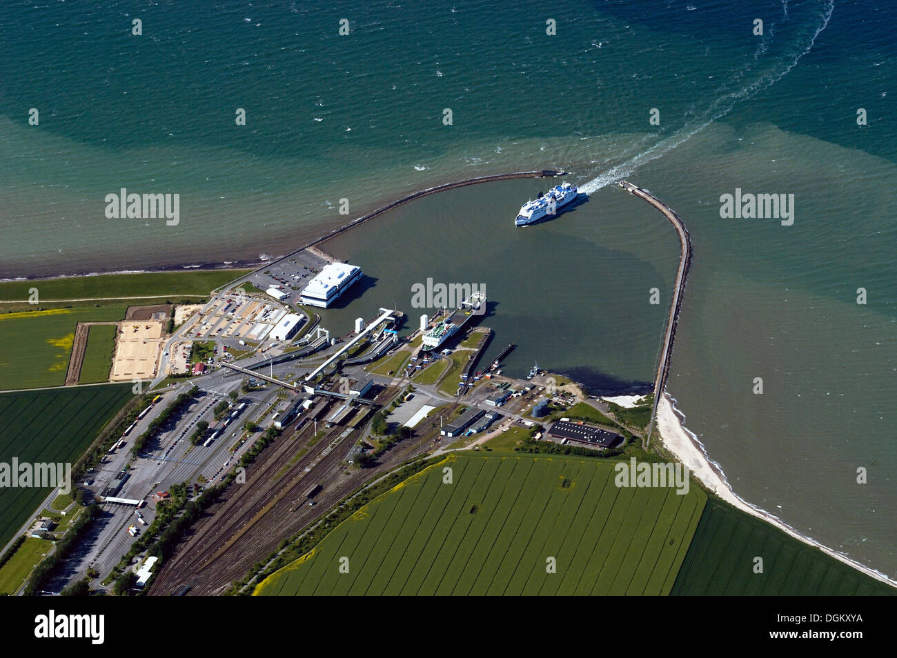 Vue aérienne, Puttgarden ferry port, Puttgarden, Fehmarn Island, Schleswig-Holstein, Allemagne Banque D'Images