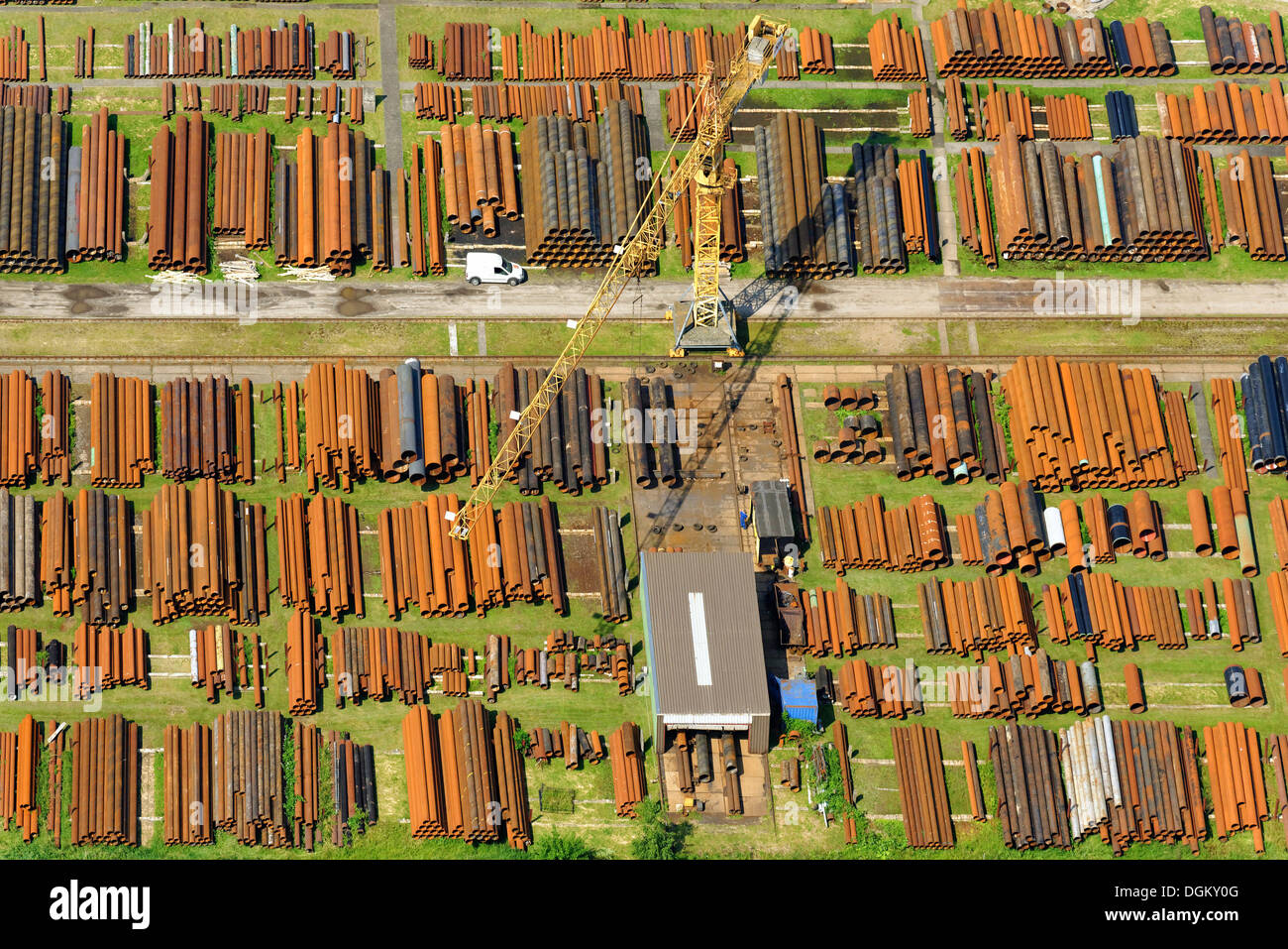 Vue aérienne du tuyau, dépôt de l'entreprise dans la région de Lauenburg, Lauenburg an der Elbe, Schleswig-Holstein, Allemagne Banque D'Images