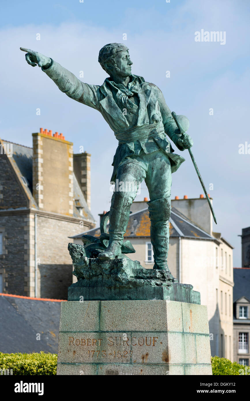 Monument à le marin Robert Surcouf à sa ville natale, Saint-Malo, Bretagne, France, Europe Banque D'Images