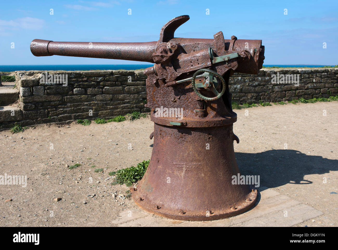 Canon historique, 95 mm, modèle côtier 1888, ancien fort à la pointe de Cape Saint Mathieu, l'océan Atlantique à l'arrière Banque D'Images