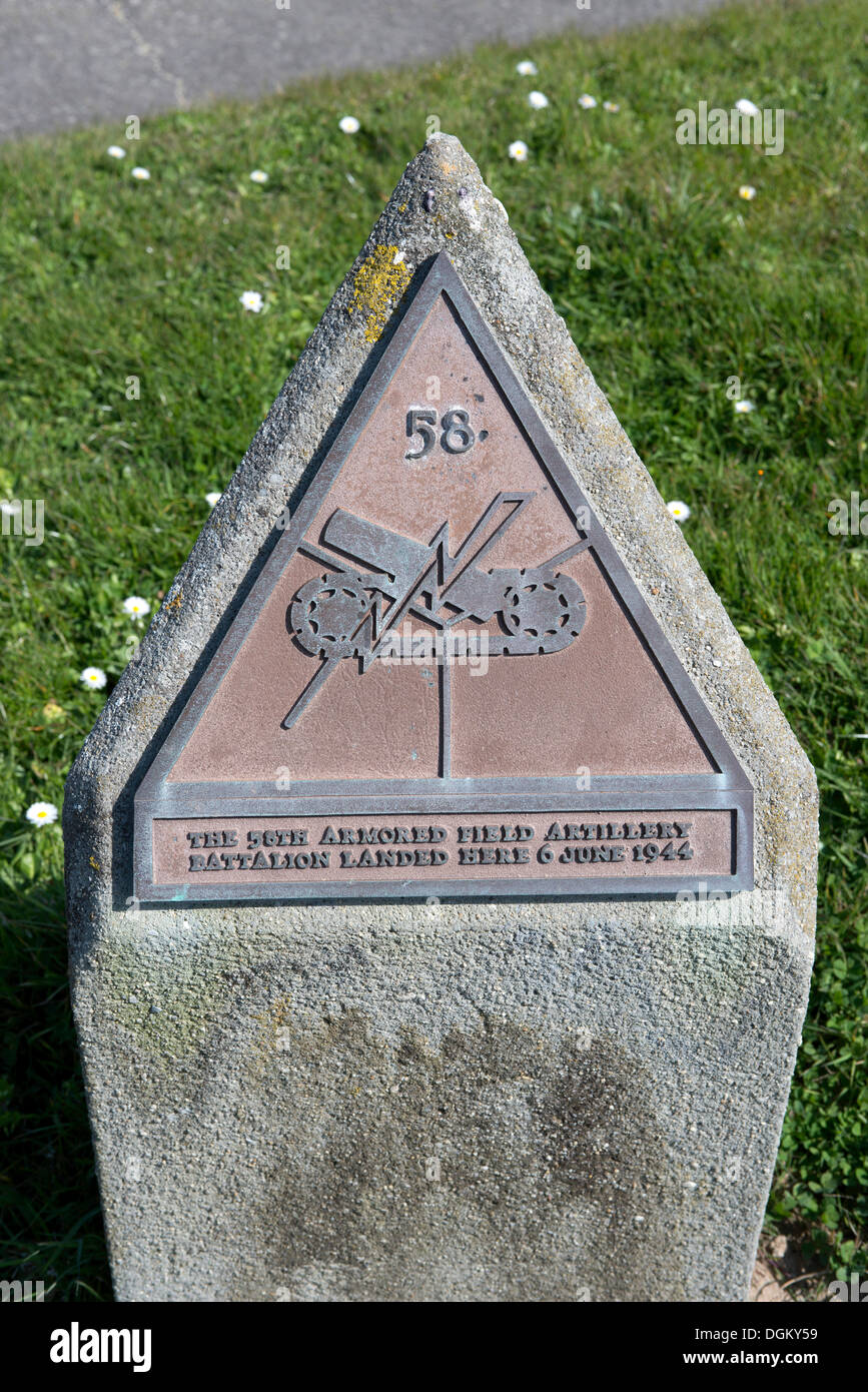 Pierre commémorative en l'honneur du 58e Bataillon de débarquement américain le 6 juin 1944, Omaha Beach, Vierville-sur-Mer, Normandie, France Banque D'Images