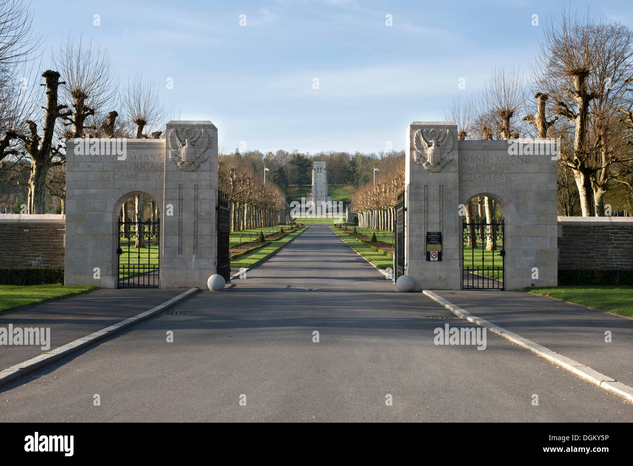 Entrée privée et de l'avenue Memorial, à l'arrière, Aisne-Marne American Cemetery and Memorial, Première Guerre mondiale Banque D'Images