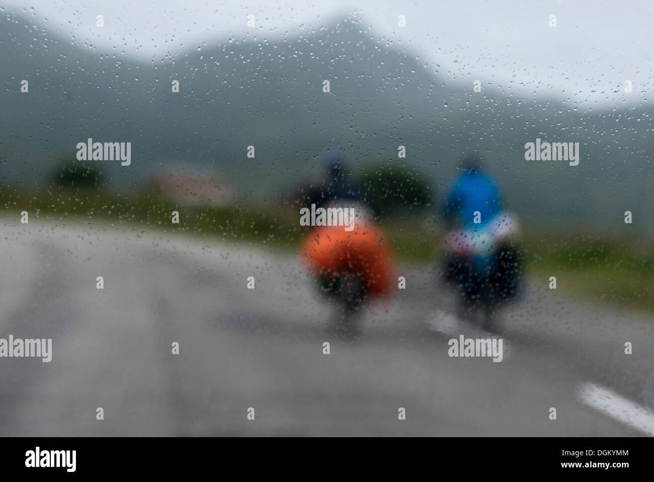 Les touristes à vélo sur la route européenne E10, pluie, vision brouillée par la fenêtre d'une voiture, Falkstad, Lofoten, Nordland Banque D'Images