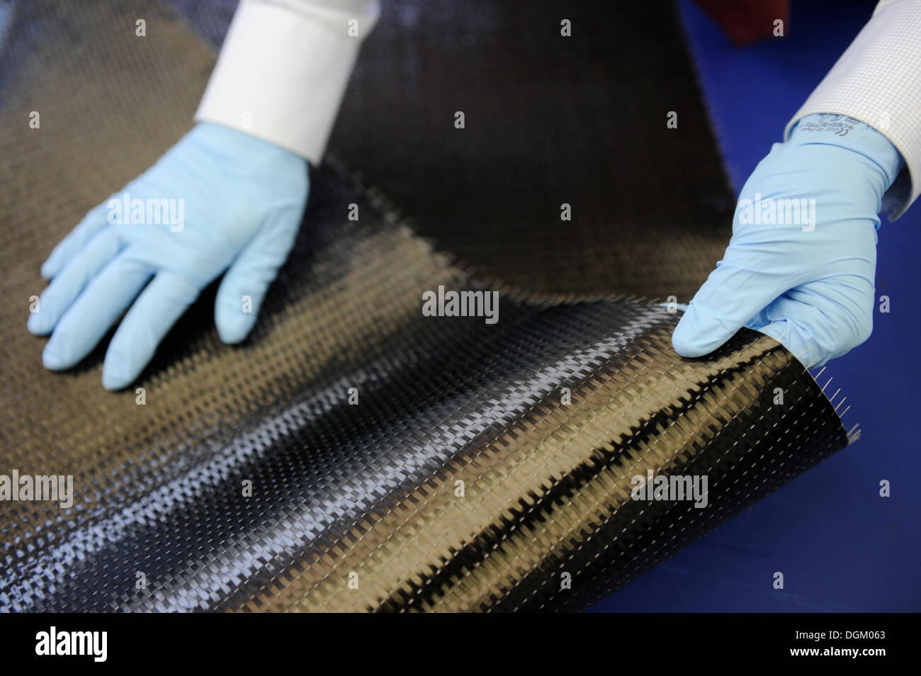 Le carbone, la recherche et la fabrication pour la production de voitures et avions Banque D'Images