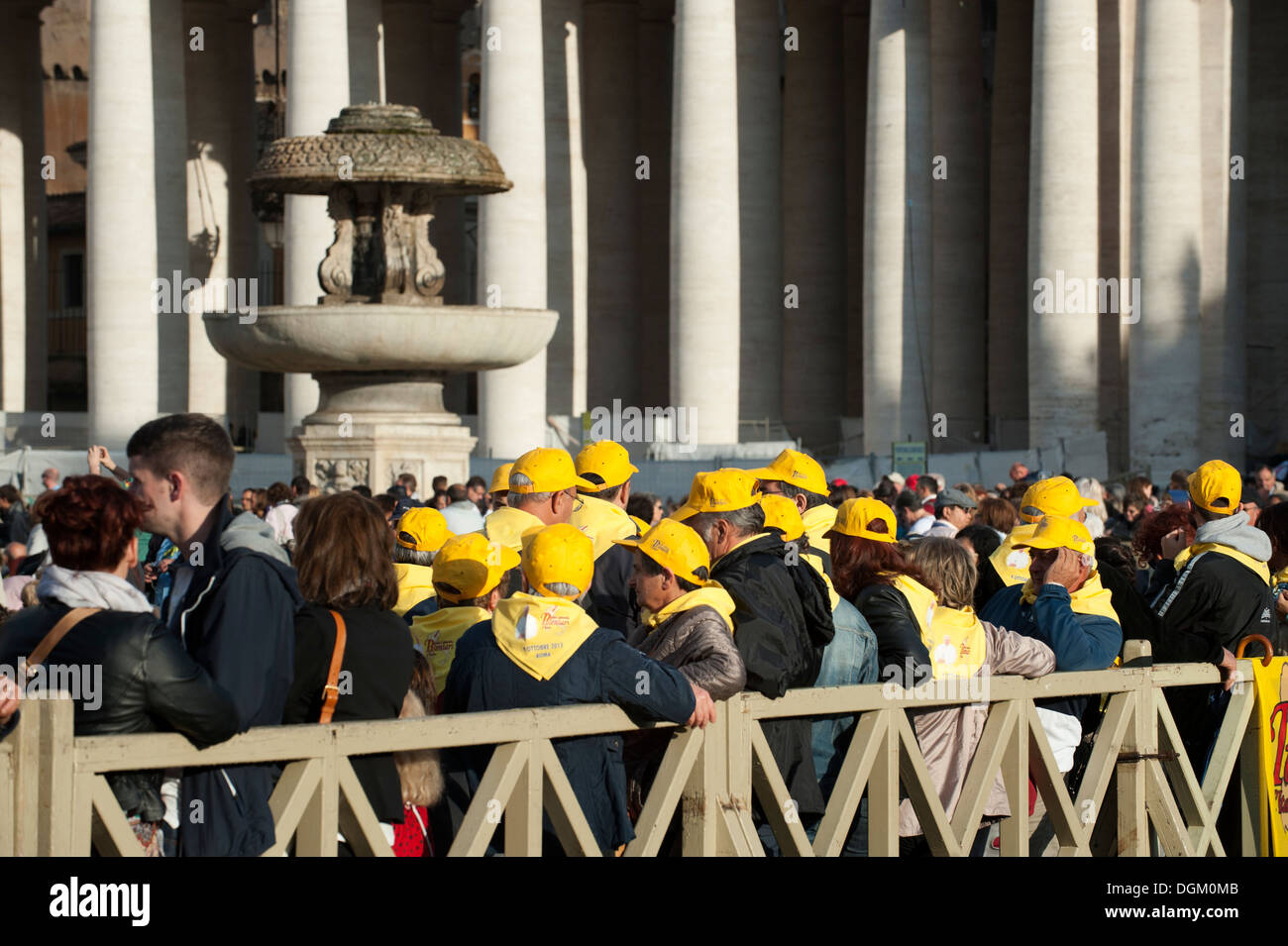 Pèlerins sur la Place Saint-Pierre dans l'audience du Pape François Banque D'Images