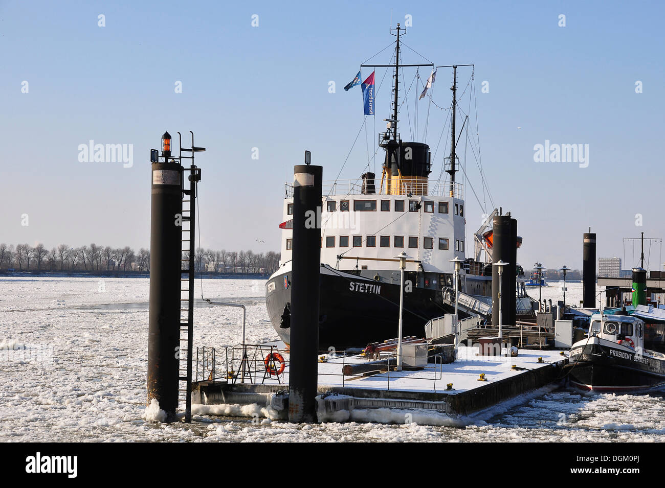 Bateau dans le port de Hambourg dans l'hiver, Hambourg Banque D'Images