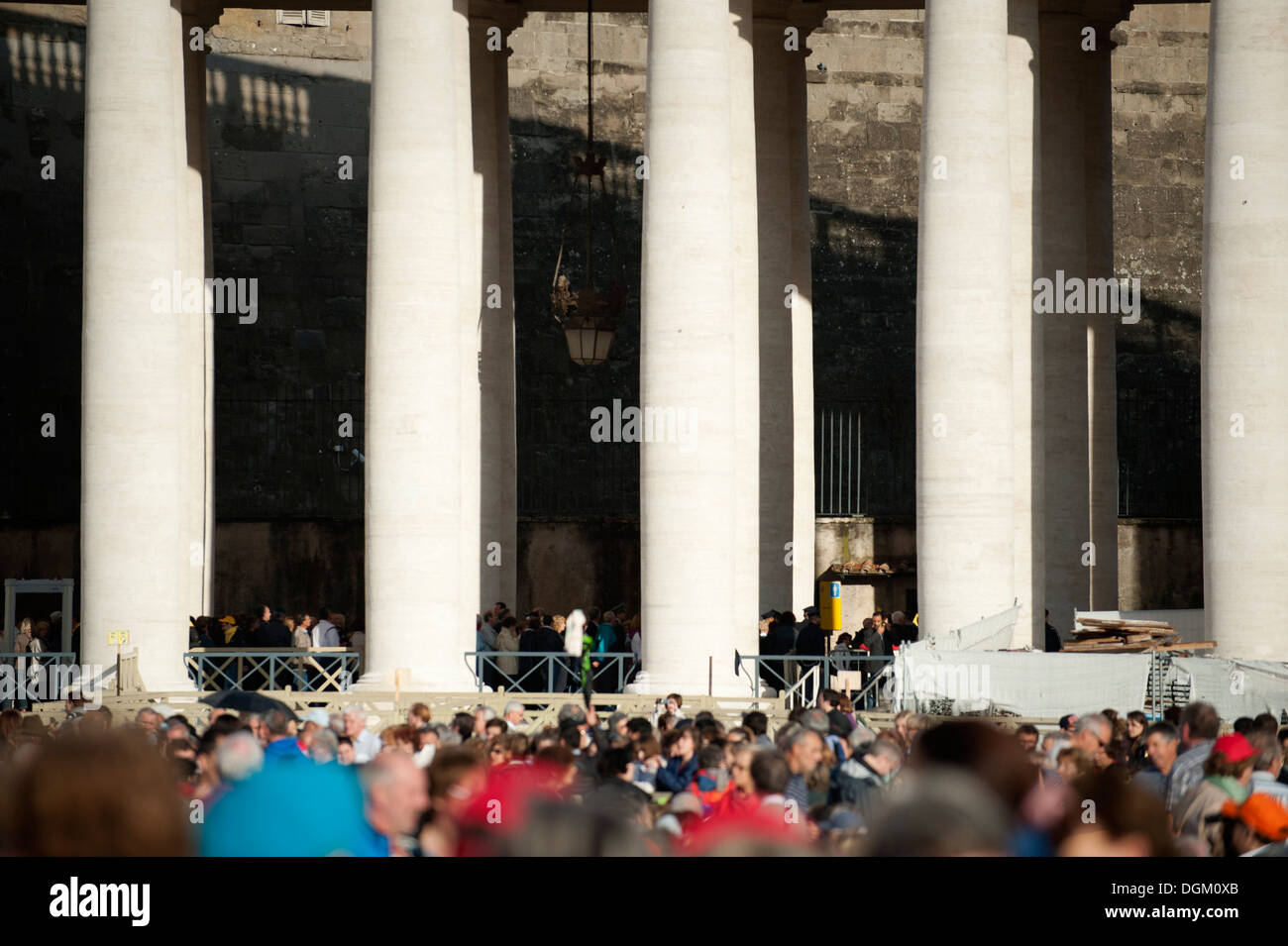 Pèlerins sur la Place Saint-Pierre dans l'audience du Pape François Banque D'Images