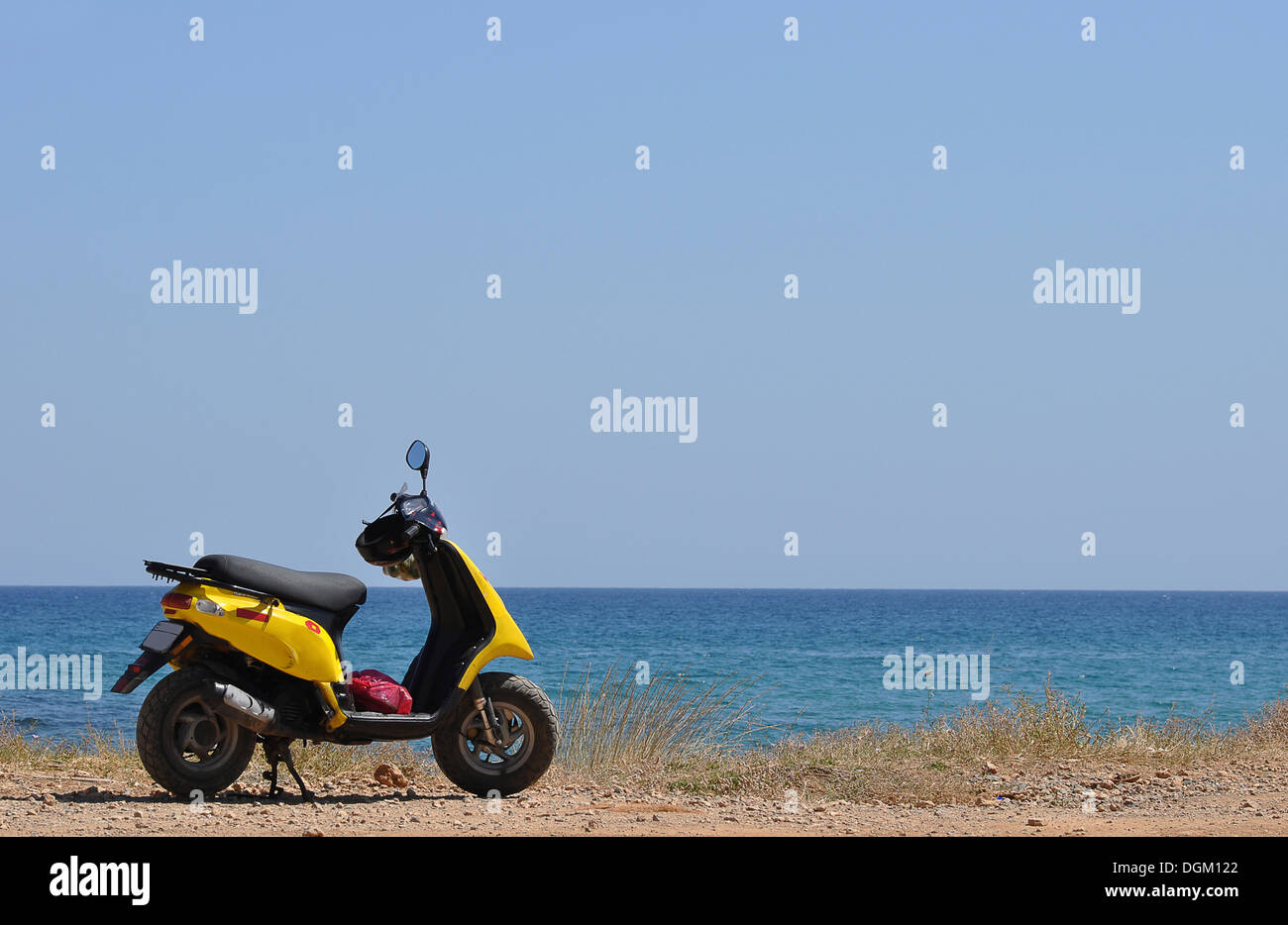 Scooter sur la plage, Crete, Grèce, Europe Photo Stock - Alamy