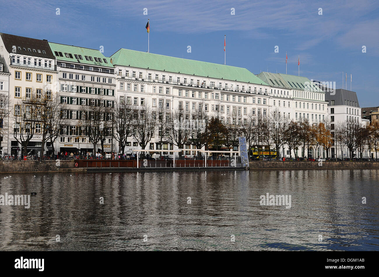 L'hôtel Vier Jahreszeiten à côté du lac Alster, Hamburg Banque D'Images