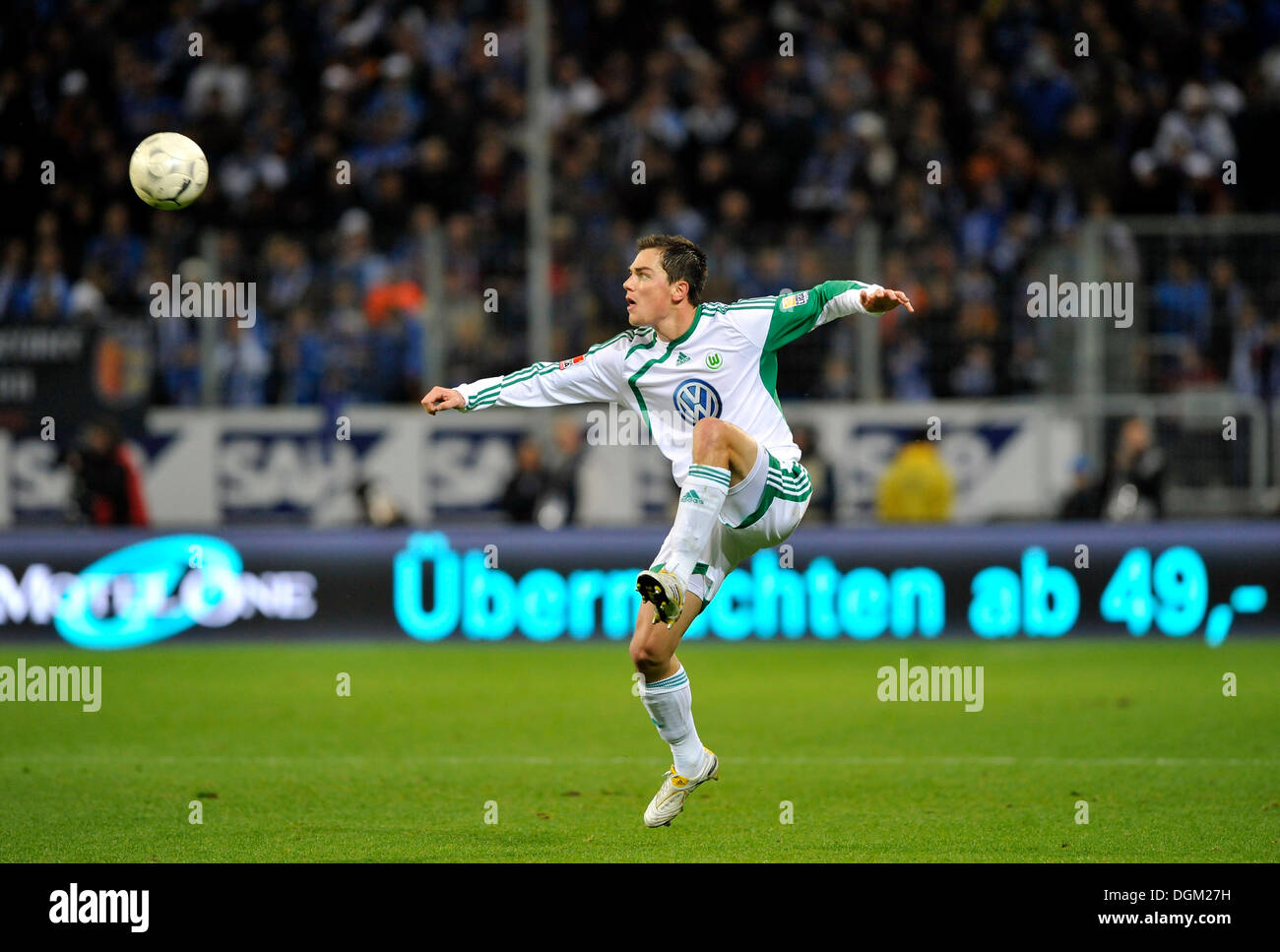 Marcel Schaefer, VfL Wolfsburg football club, recevant la football Banque D'Images