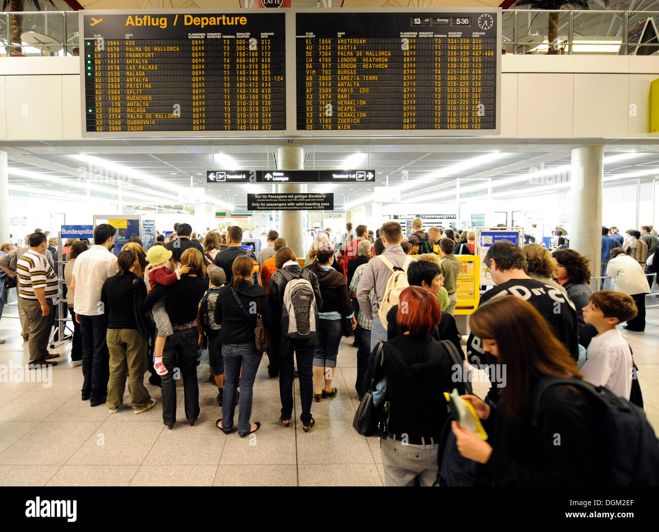 Les passagers en attente au check-in, départ, l'aéroport de Stuttgart,  Bade-Wurtemberg Photo Stock - Alamy