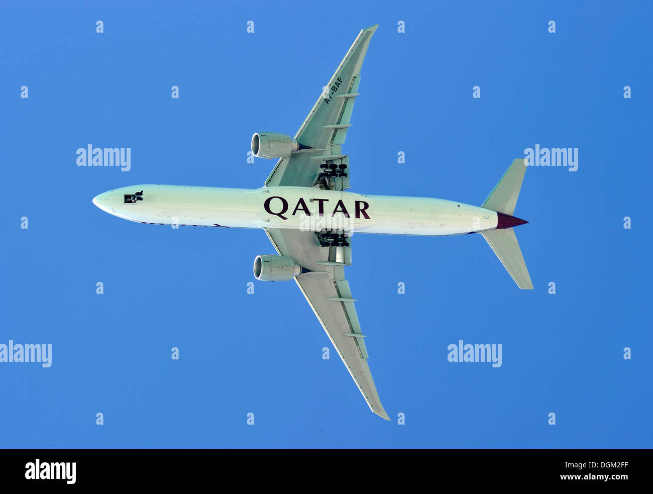 Avion de Qatar Airways dans le ciel Banque D'Images