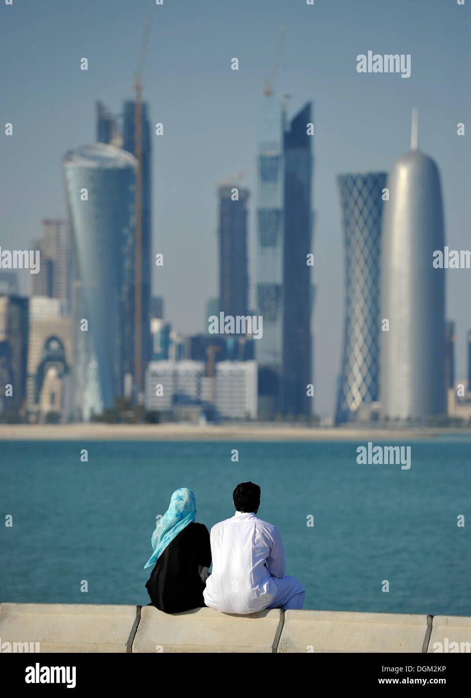 Couple sur la corniche, la promenade, les toits de Doha, Qatar, du golfe Persique, au Moyen-Orient, en Asie Banque D'Images