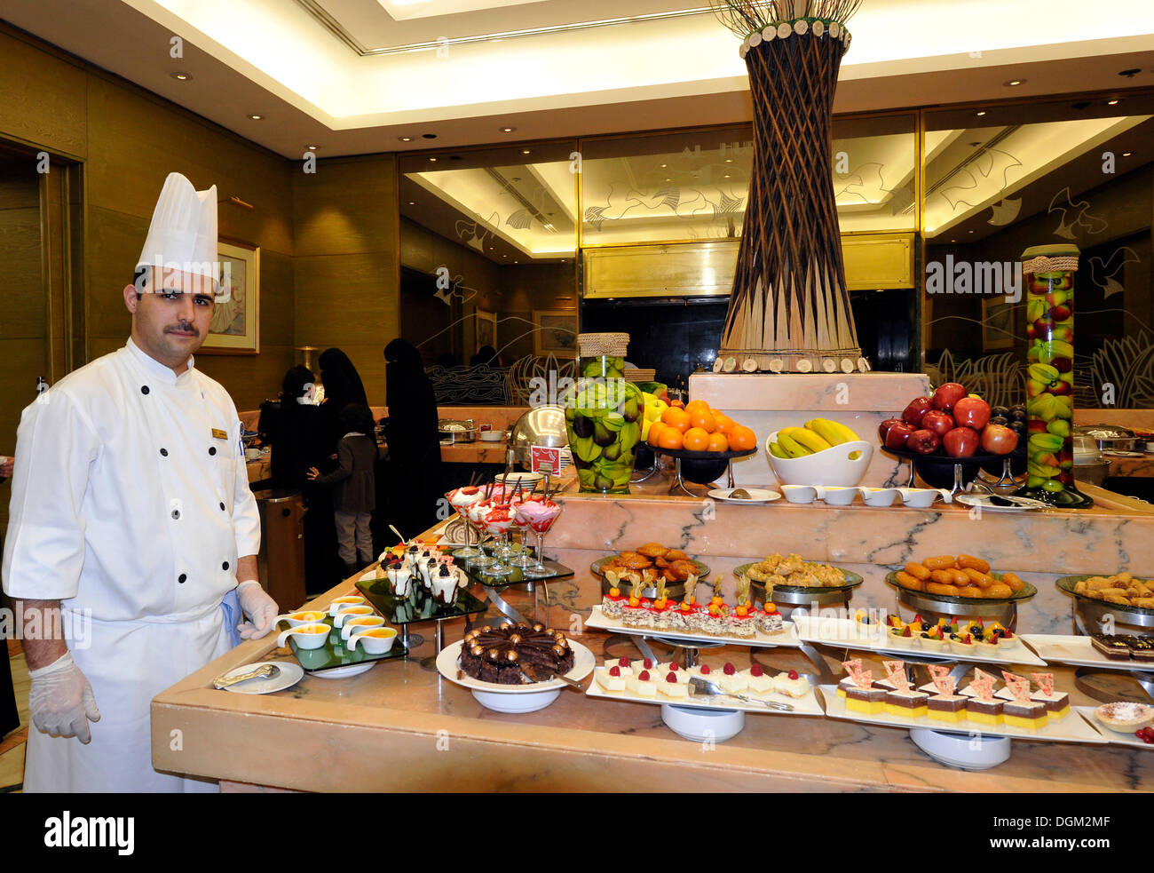 L'intérieur, de la cuisine à côté d'un buffet, l'hôtel Sheraton de Doha, Doha, Qatar, du golfe Persique, au Moyen-Orient, en Asie Banque D'Images