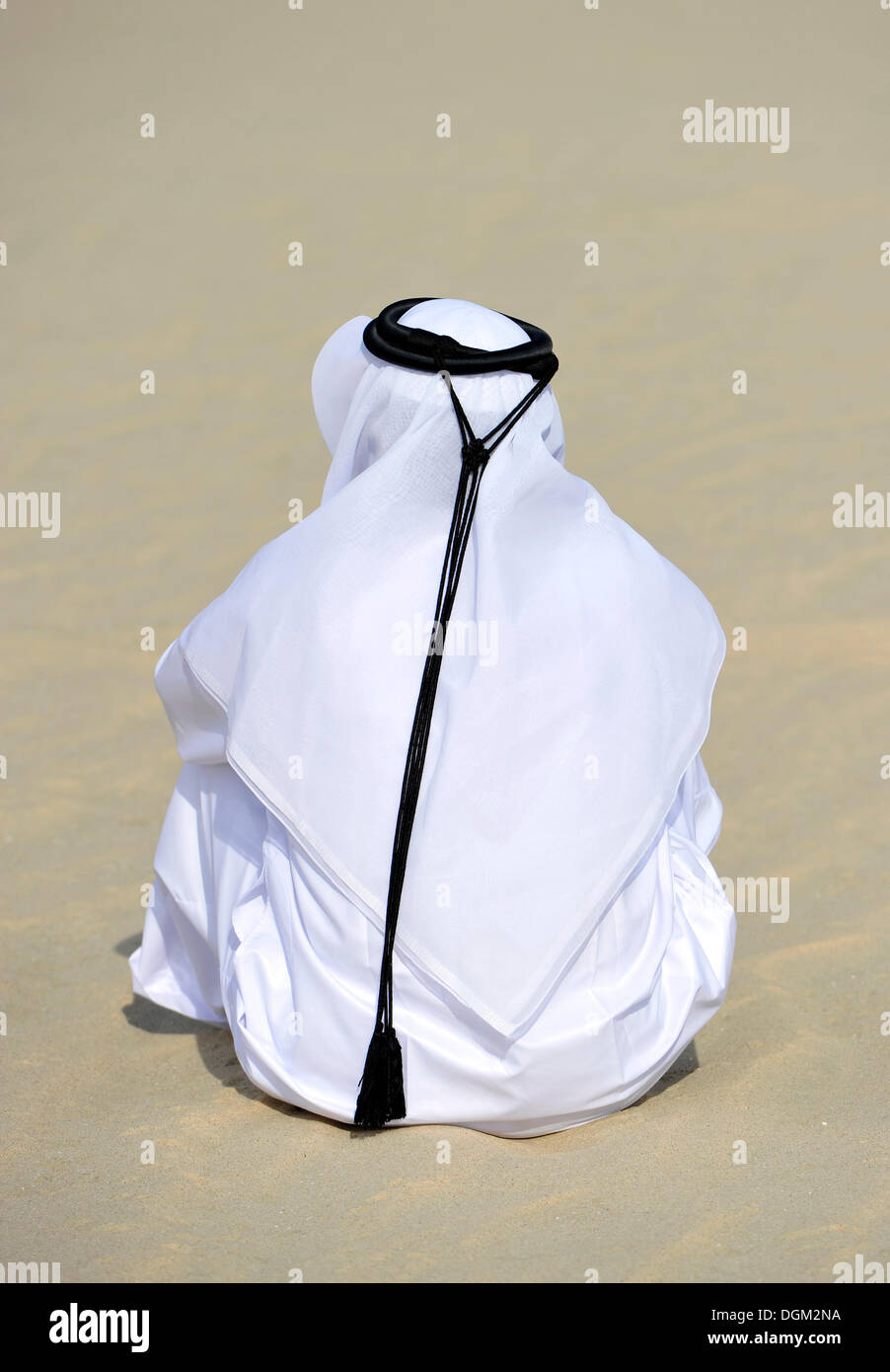 Porter des vêtements traditionnels avec qatari gutra et gland, voilée, l'émirat du Qatar, le golfe Persique, au Moyen-Orient, en Asie Banque D'Images