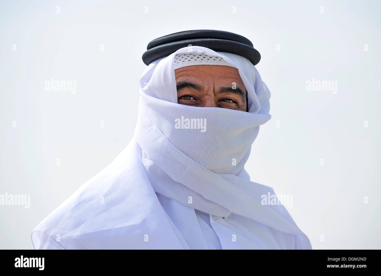 En costume traditionnel qatari avec gutra, voilée, l'émirat du Qatar, le golfe Persique, au Moyen-Orient, en Asie Banque D'Images
