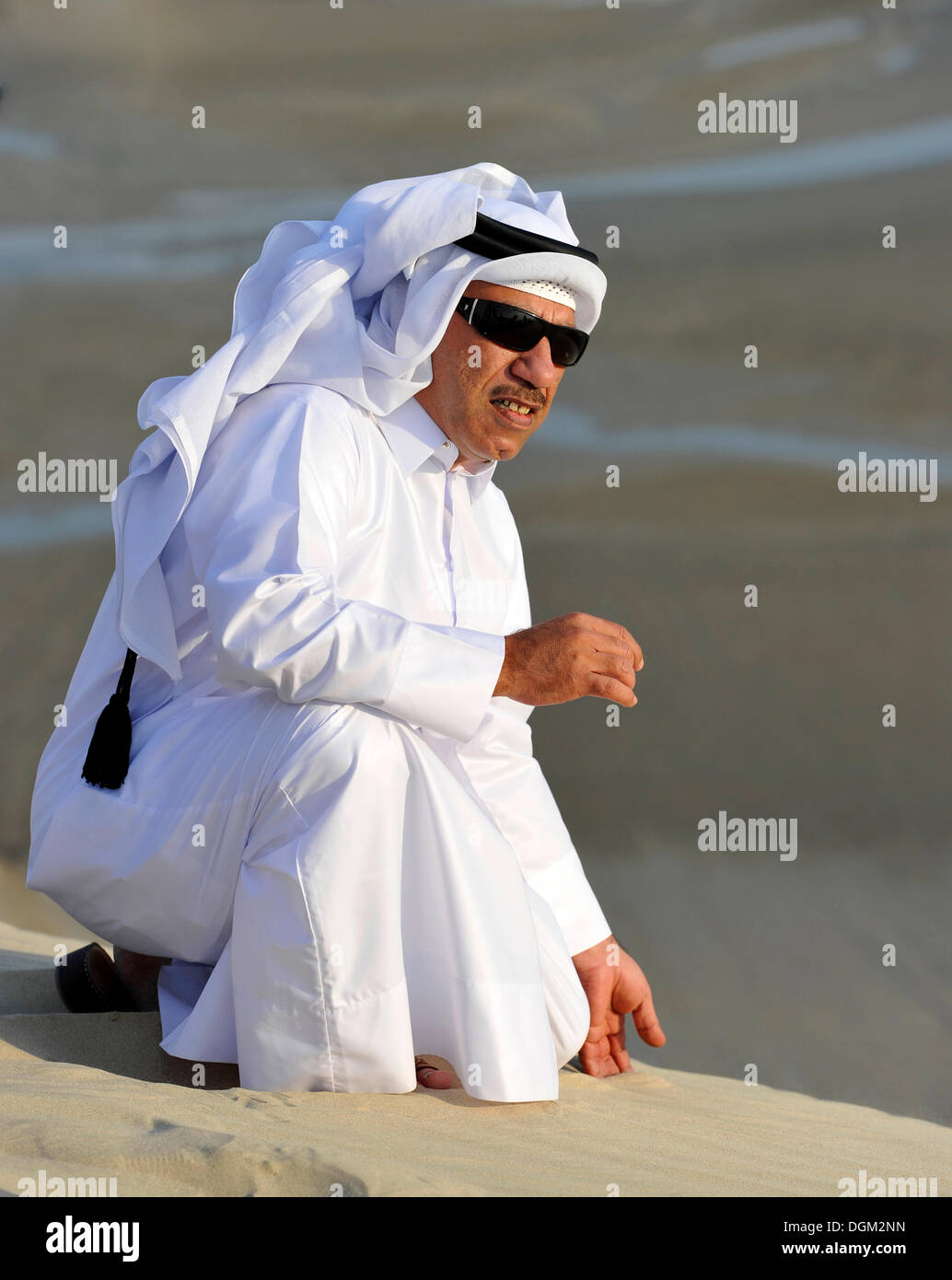 En costume traditionnel qatari avec gutra, en face de la plage de Khor Al Udeid, Khor El Deid, Mer Intérieure, desert miracle du Qatar Banque D'Images