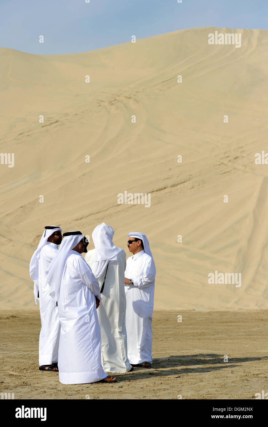 En costume traditionnel qatari avec gutra, en face de la plage de Khor Al Udeid, Khor El Deid, Mer Intérieure, desert miracle du Qatar Banque D'Images