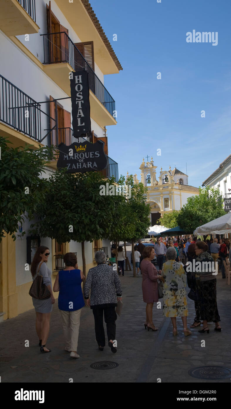 Les gens réunis à street Zahara de la Sierra, province de Cadix, Espagne Banque D'Images