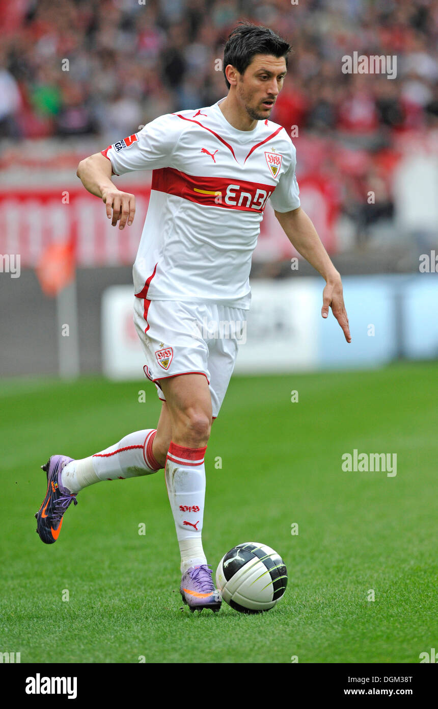 Ciprian Marica, joueur de football du club de football allemand le VfB Stuttgart, jouer à la balle Banque D'Images