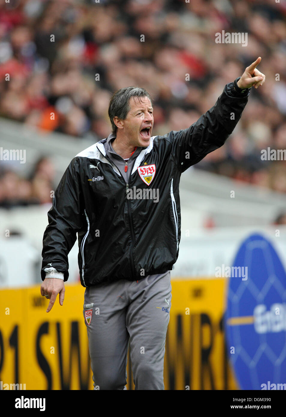 Jens Keller, entraîneur adjoint de la German soccer club VfB Stuttgart, appelant player pour substitution Banque D'Images