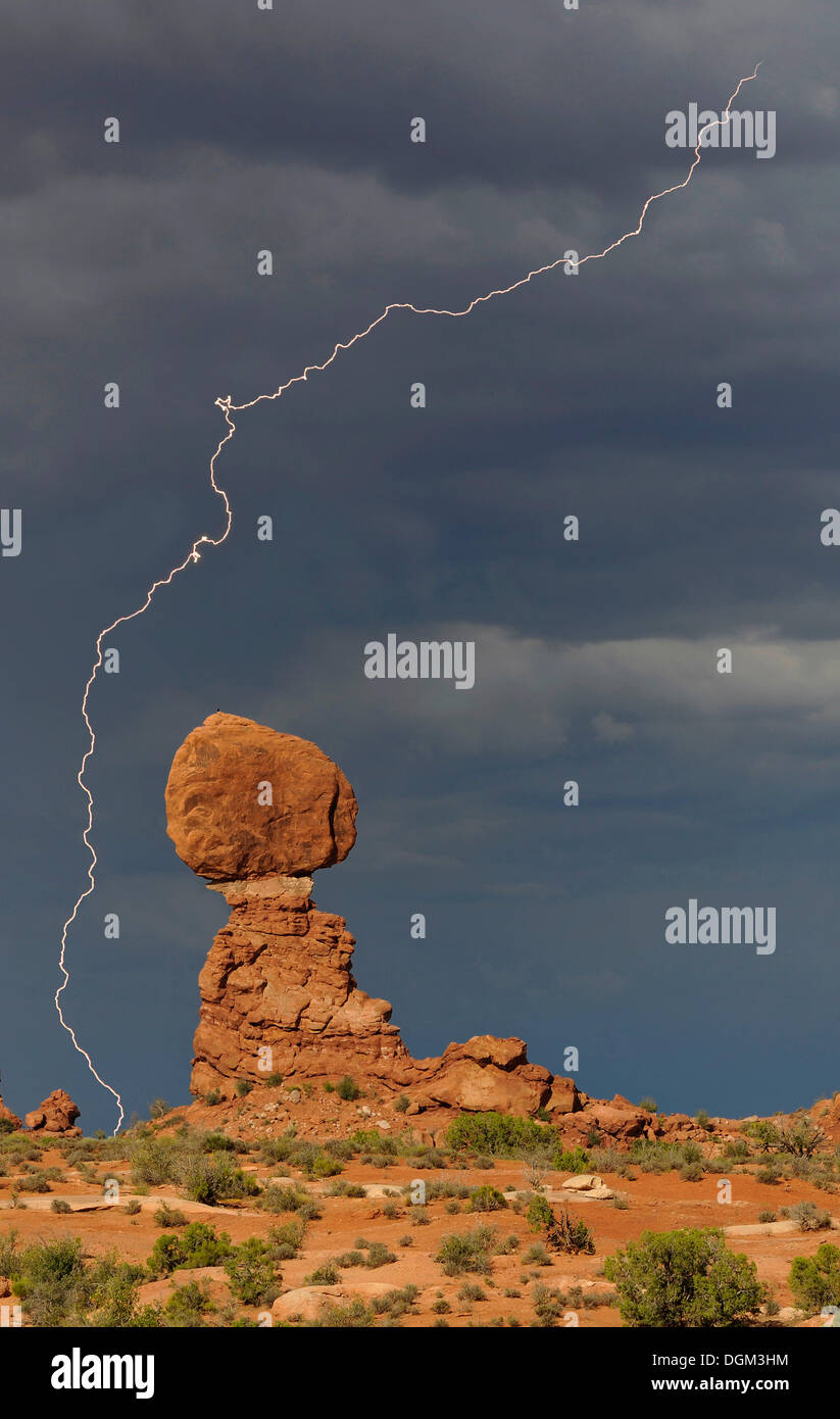 Balanced Rock, Rock Formation, nuages d'orage, la foudre, Arches National Park, Moab, Utah, sud-ouest des États-Unis Banque D'Images