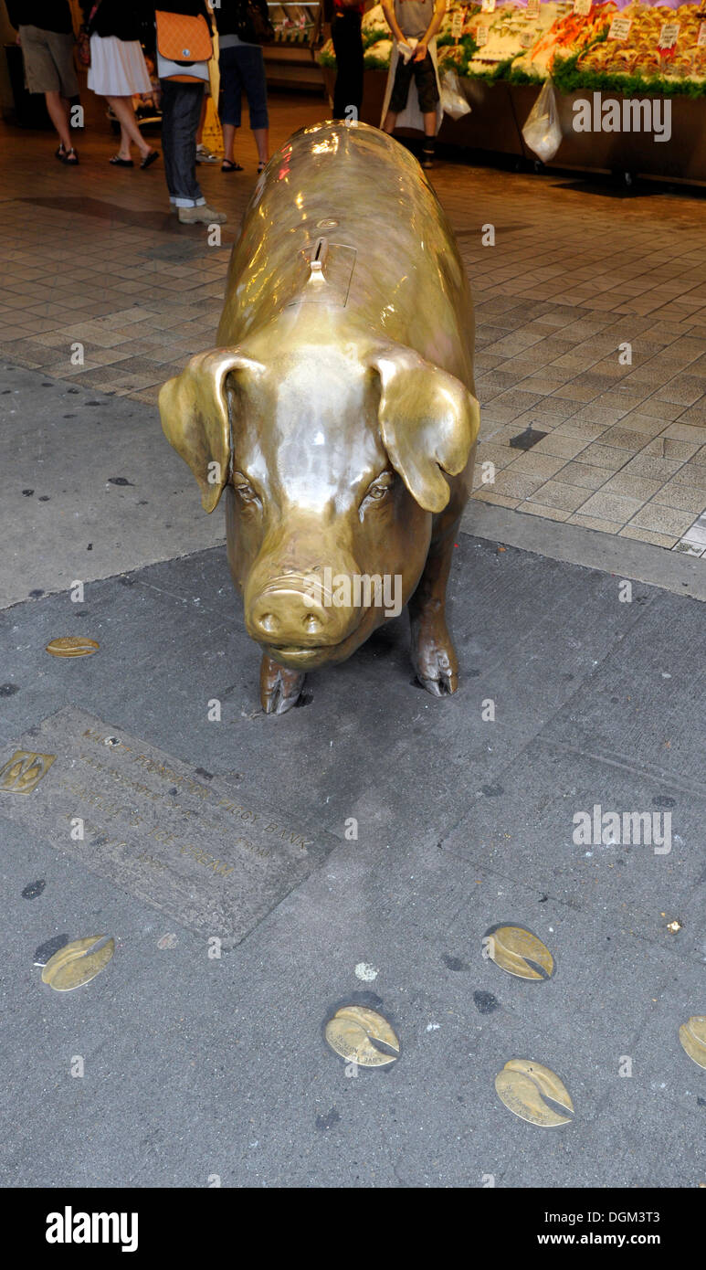 Rachel, mascotte non officielle, lucky pig fait de bronze, à l'entrée du marché public de Pike Place, Seattle, Washington, USA Banque D'Images