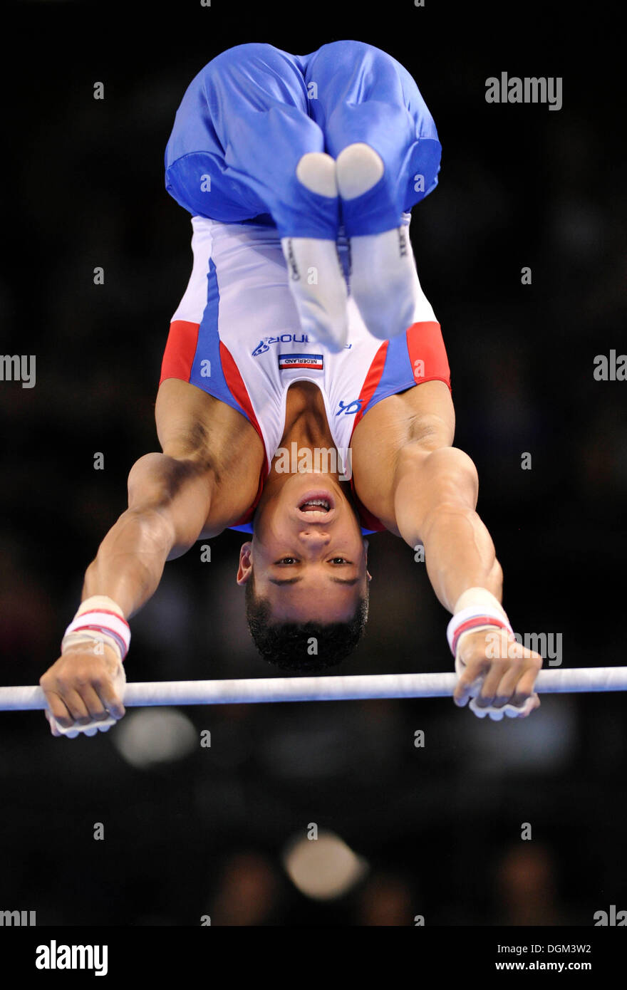 Jeffrey Wamm, NED, sur la barre horizontale, Coupe du Monde 2010 gymnastique d'EnBW, 28e-DTB Cup, Stuttgart, Bade-Wurtemberg Banque D'Images