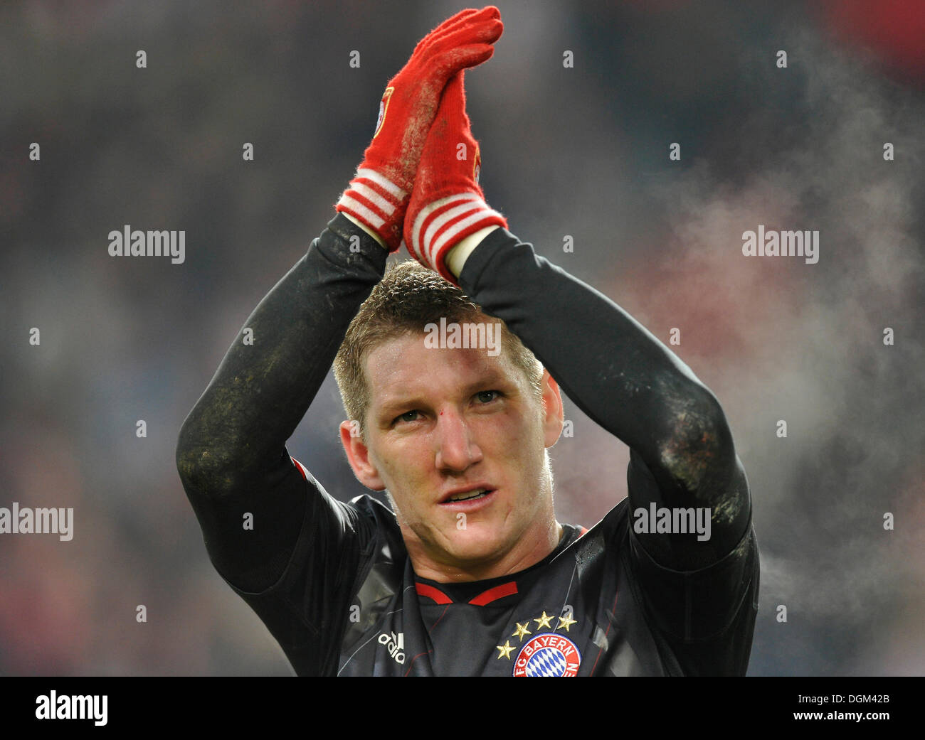 Bastian Schweinsteiger joueur de football, FC Bayern Munich, applaudissant fans Banque D'Images