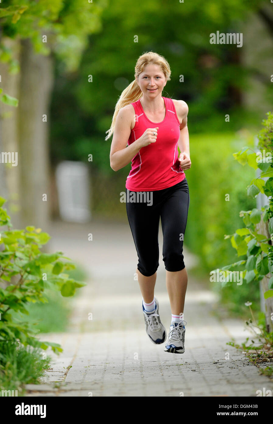Young woman jogging Banque D'Images