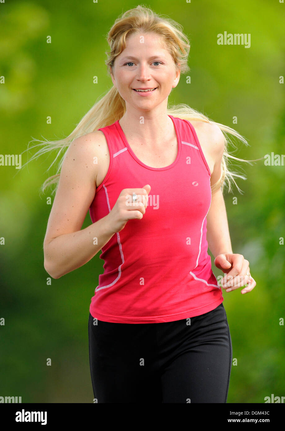 Young woman jogging Banque D'Images