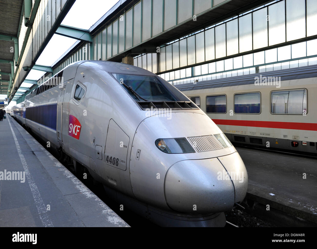 TGV français et allemand ICE trains à grande vitesse à la gare centrale de Stuttgart, Bade-Wurtemberg Banque D'Images