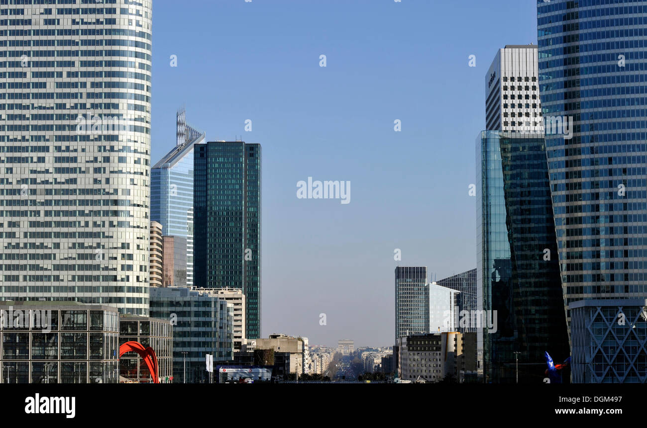 Vue depuis la Place de la Défense nationale vers Voie des sculptures, Tour Coeur Défense, EDF, l'Arc de Triomphe à l'arrière Banque D'Images