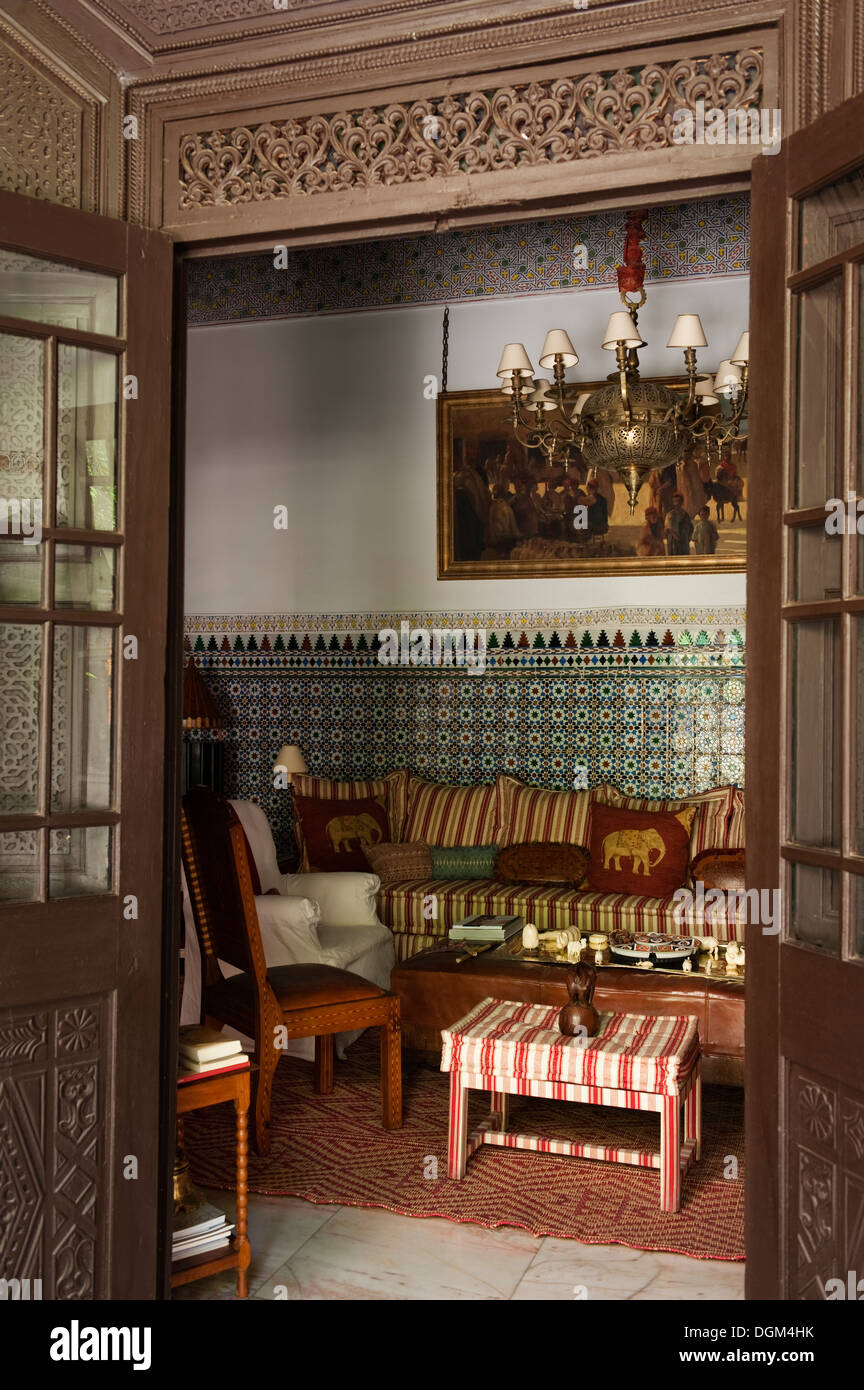 Beau salon traditionnel marocain à Marrakech accueil Banque D'Images