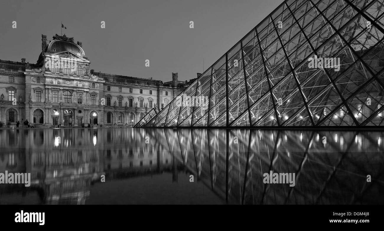 Noir et blanc, photo de nuit, Pavillon Richelieu, pyramide de verre entrée, Palais du Louvre, Paris, France, Europe Banque D'Images