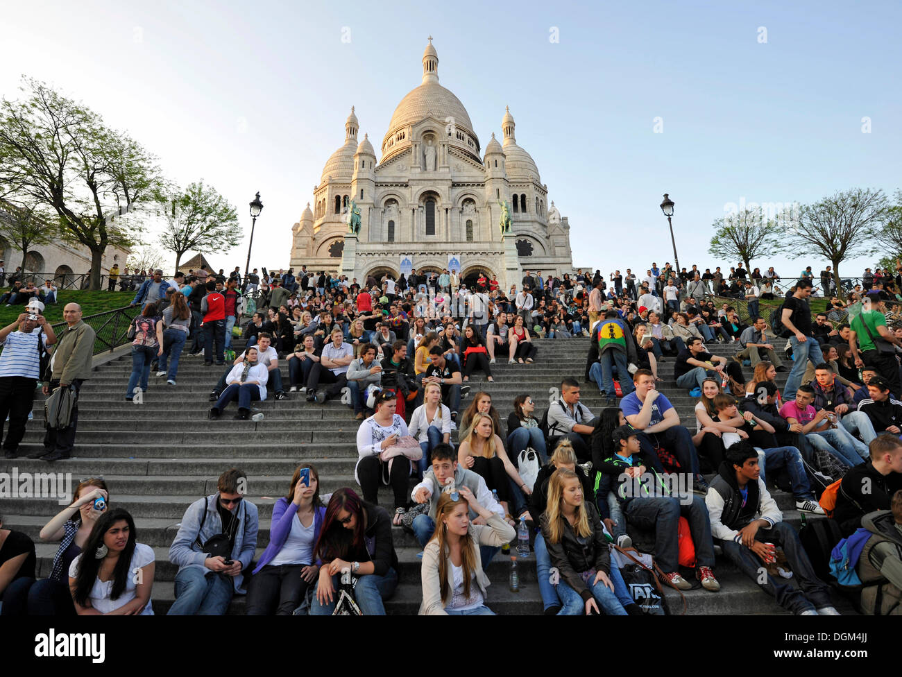 Les touristes sur les marches de la Basilique du SacréCœur de Paris ou la basilique du SacréC