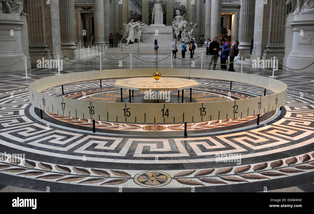 Intérieur avec le pendule de Foucault comme preuve empirique de la rotation de la Terre, Panthéon, un mausolée pour National Français Banque D'Images